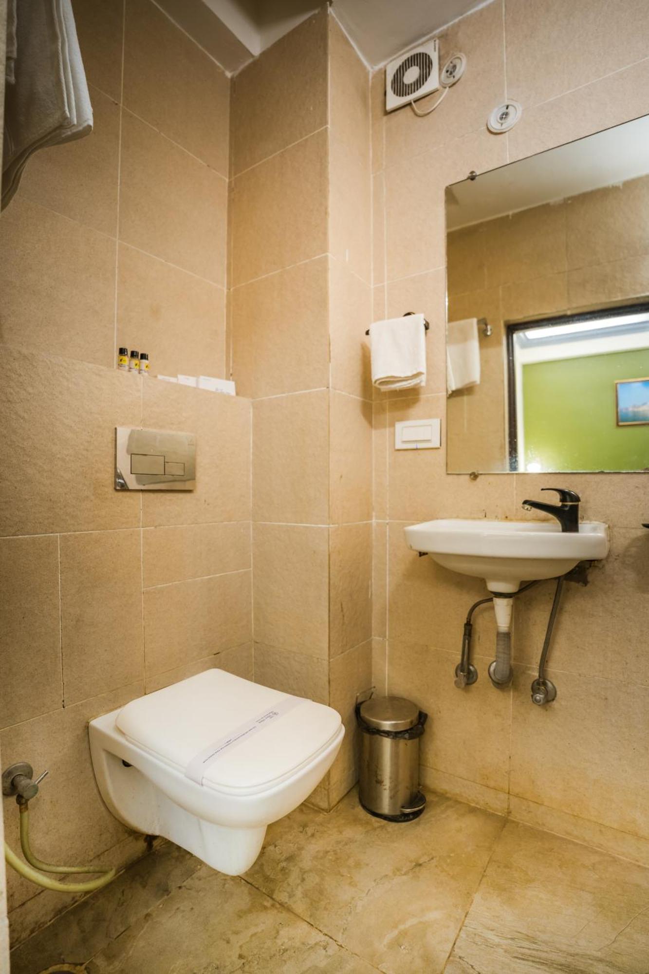 Tripli Hotels Silver Shine Varanasi Exteriör bild