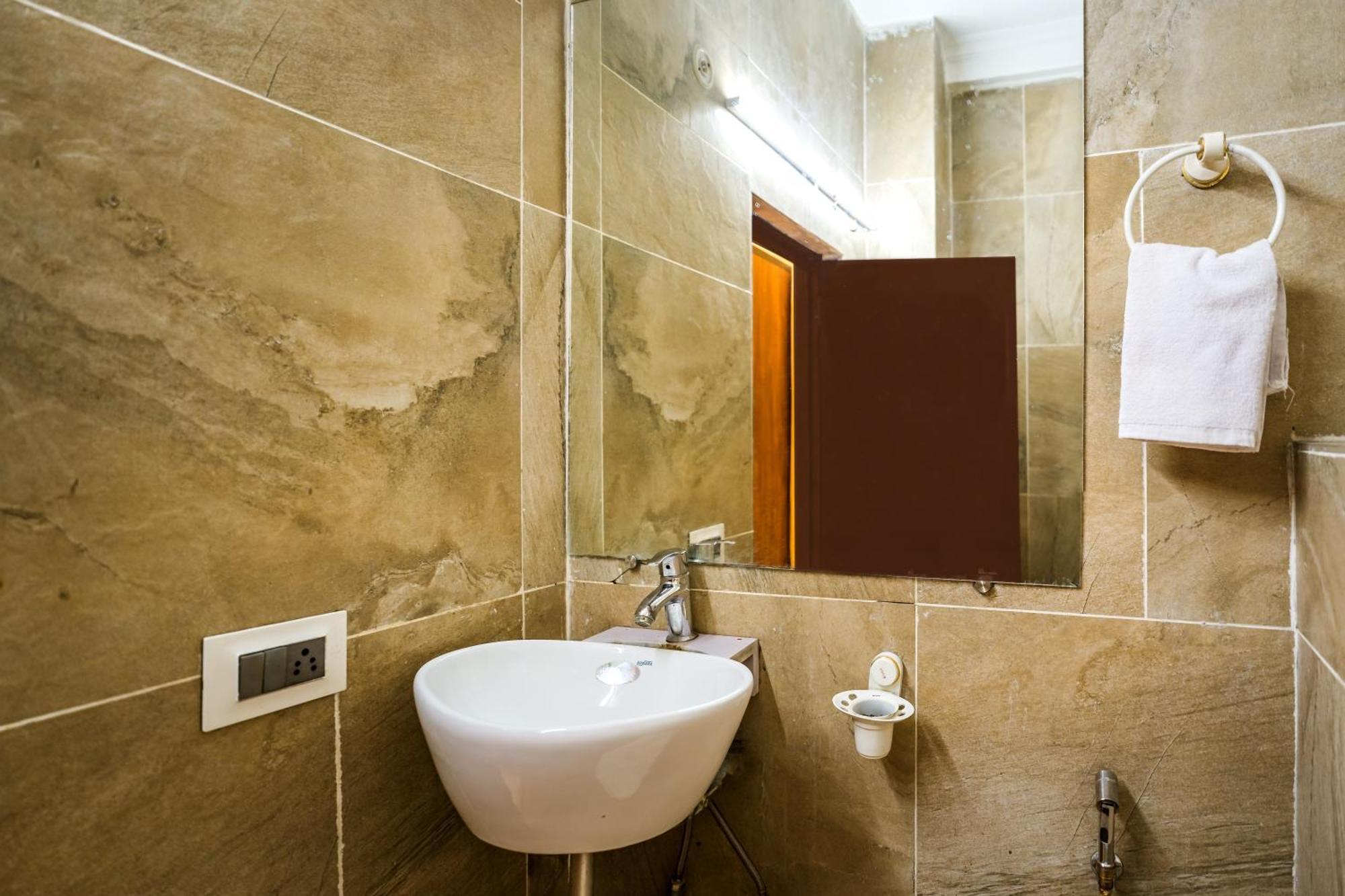 Tripli Hotels Silver Shine Varanasi Exteriör bild