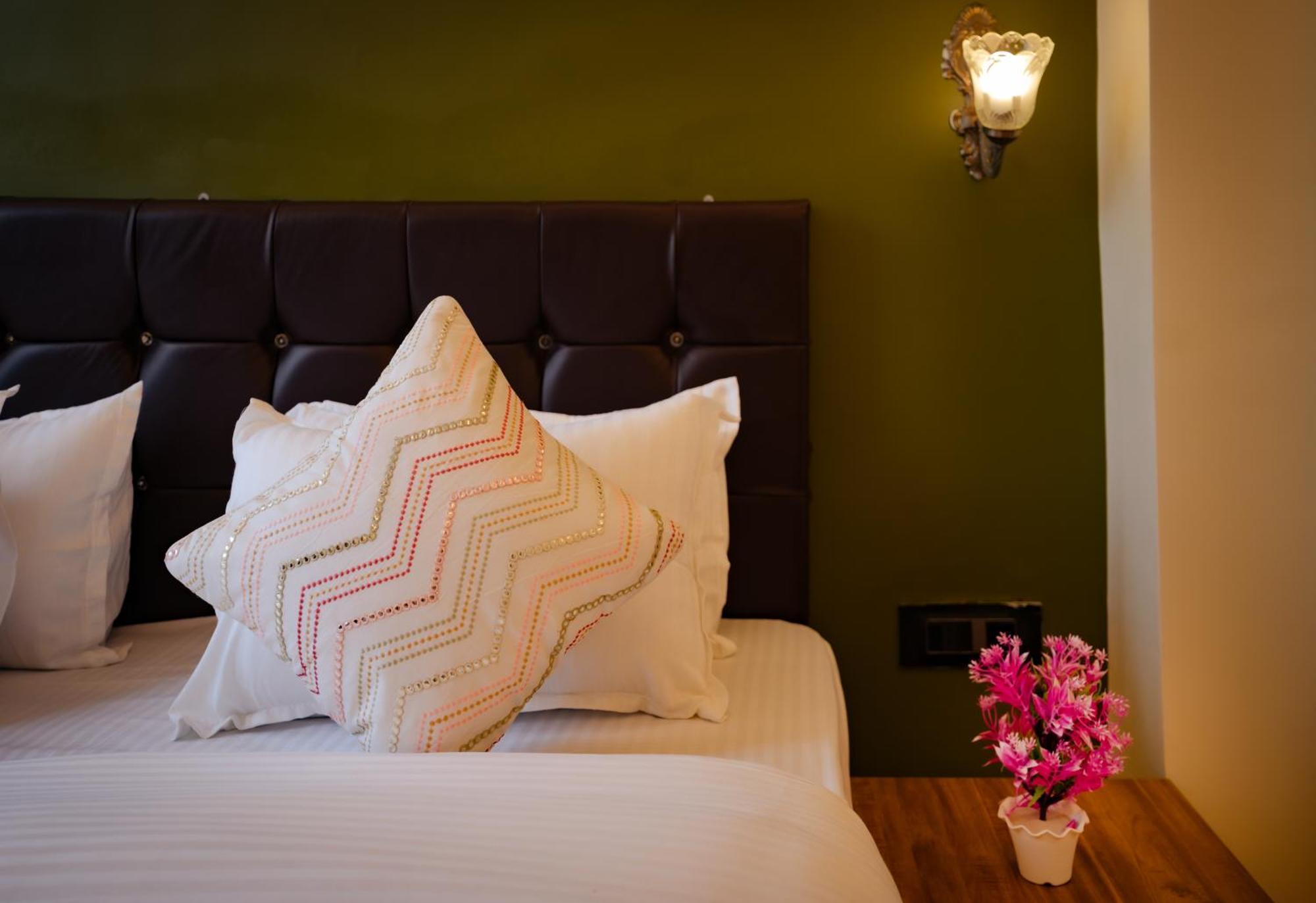 Tripli Hotels Silver Shine Varanasi Exteriör bild
