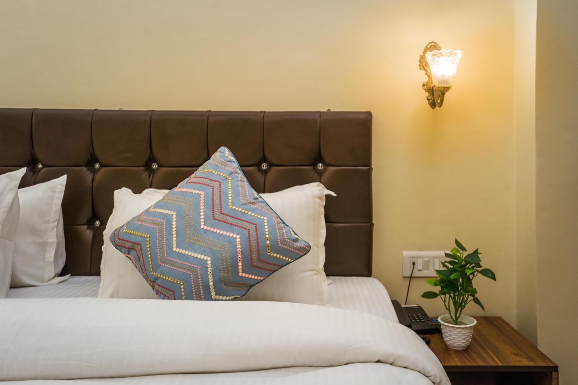 Tripli Hotels Silver Shine Varanasi Exteriör bild