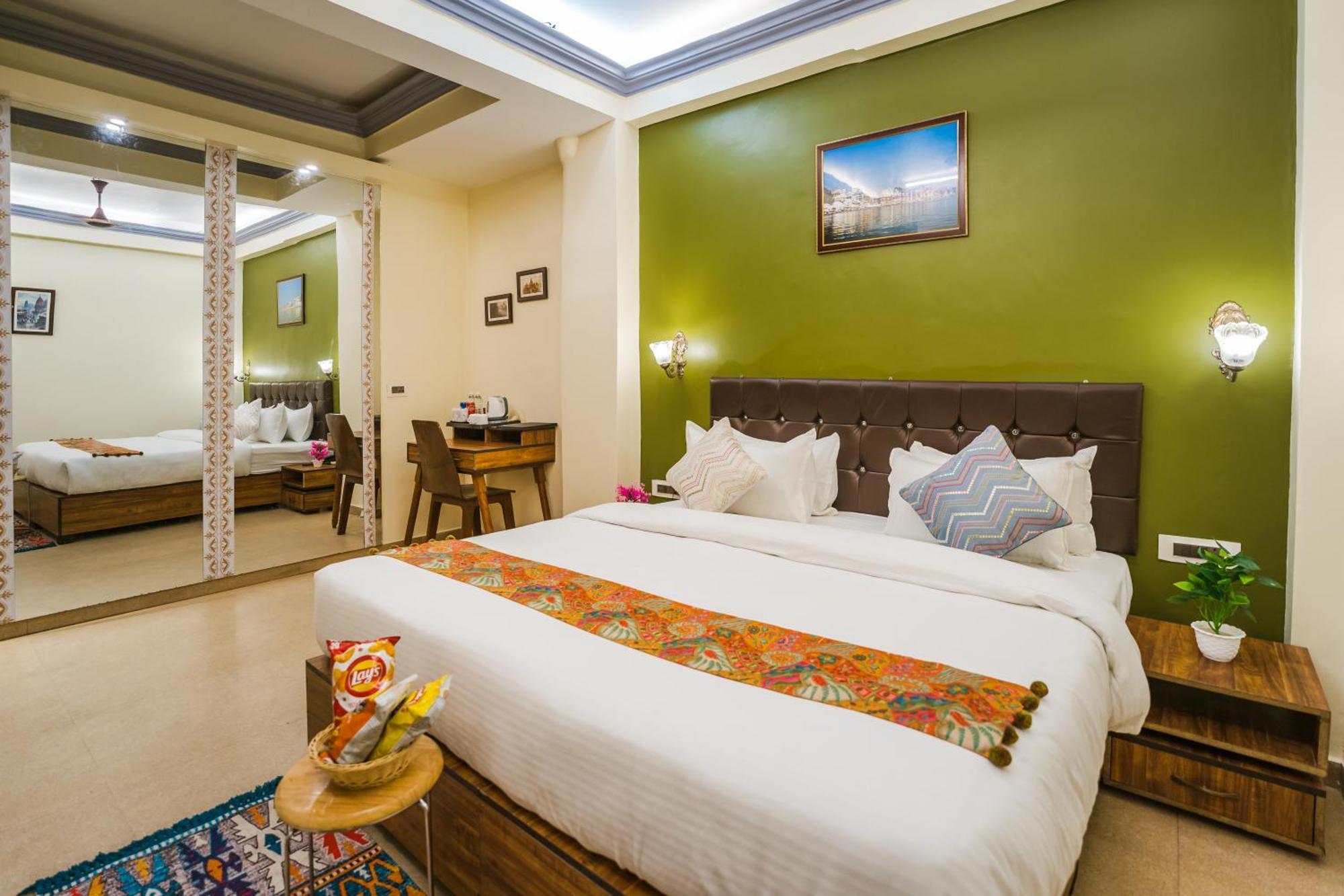 Tripli Hotels Silver Shine Varanasi Exteriör bild