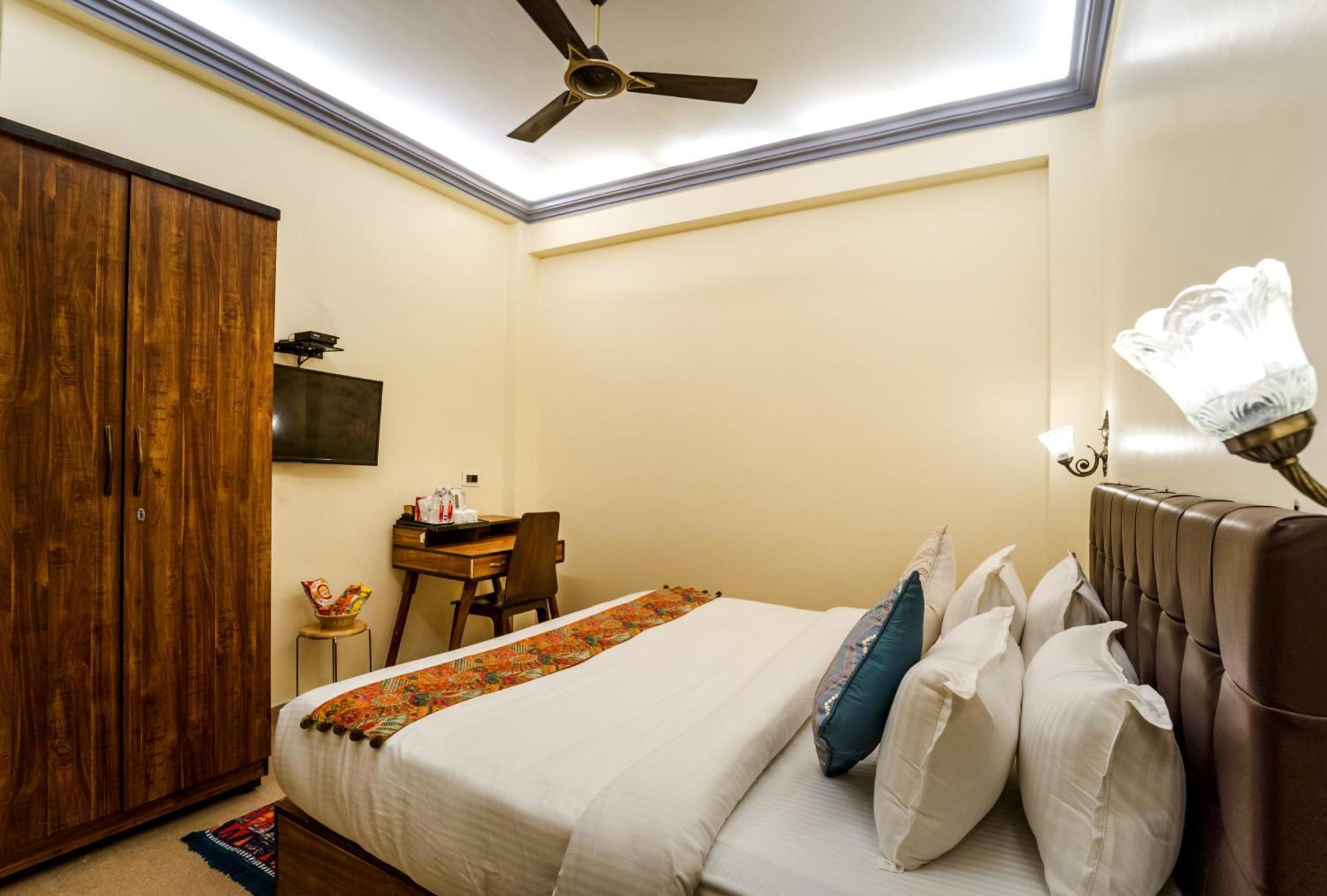 Tripli Hotels Silver Shine Varanasi Exteriör bild