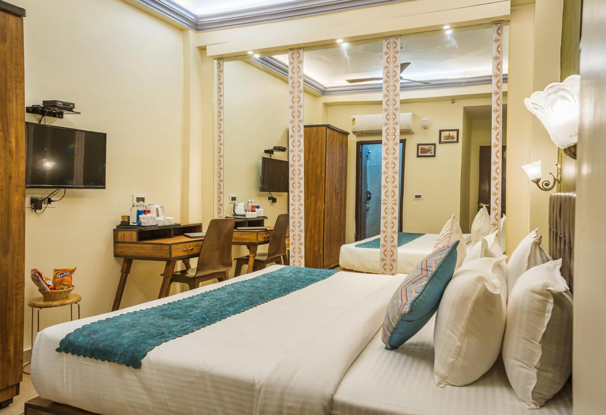 Tripli Hotels Silver Shine Varanasi Exteriör bild