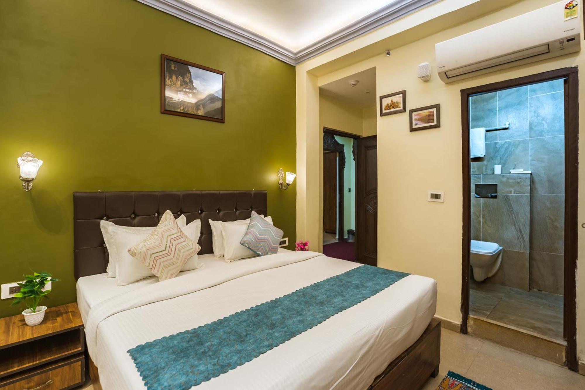 Tripli Hotels Silver Shine Varanasi Exteriör bild