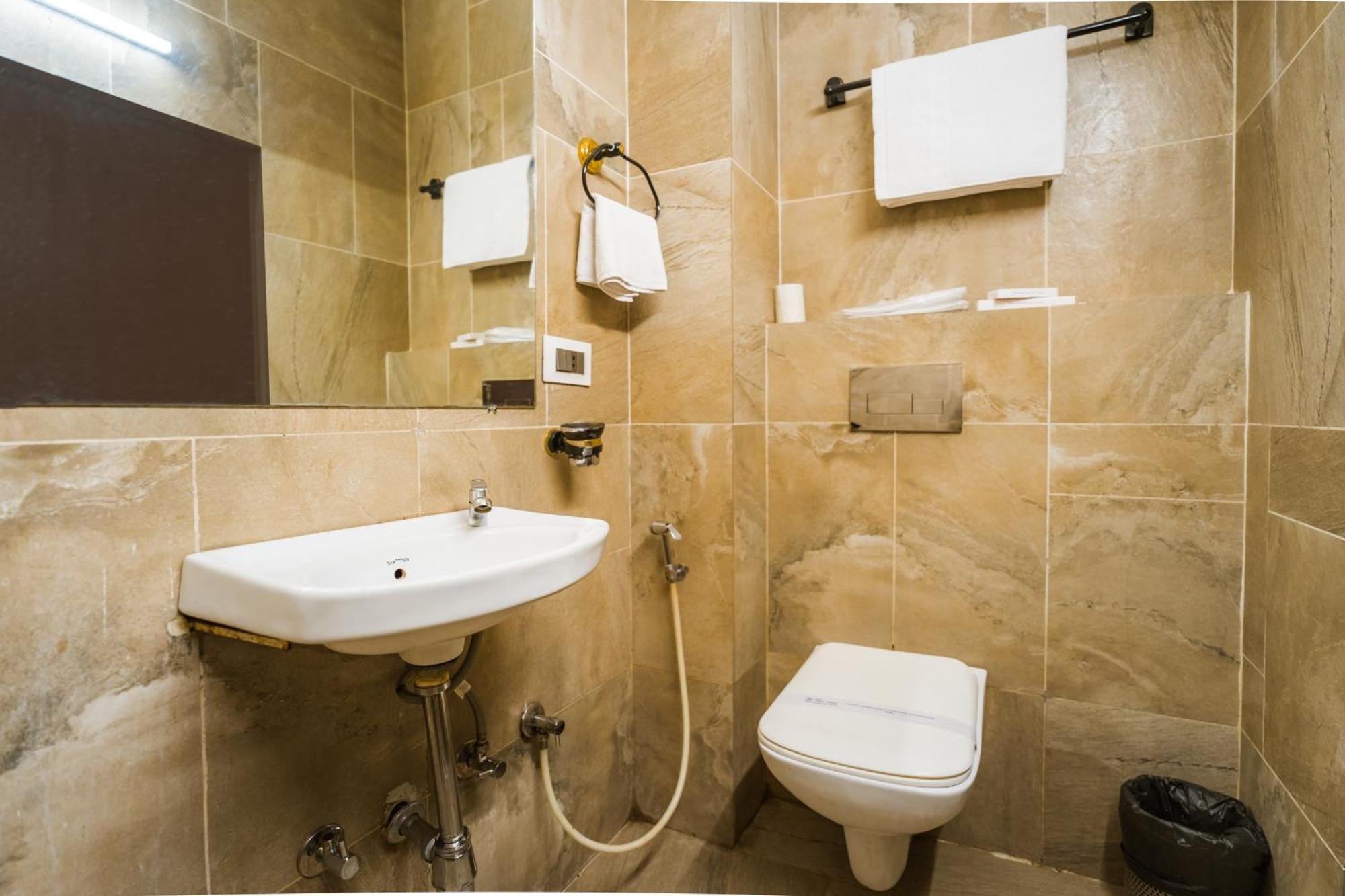 Tripli Hotels Silver Shine Varanasi Exteriör bild
