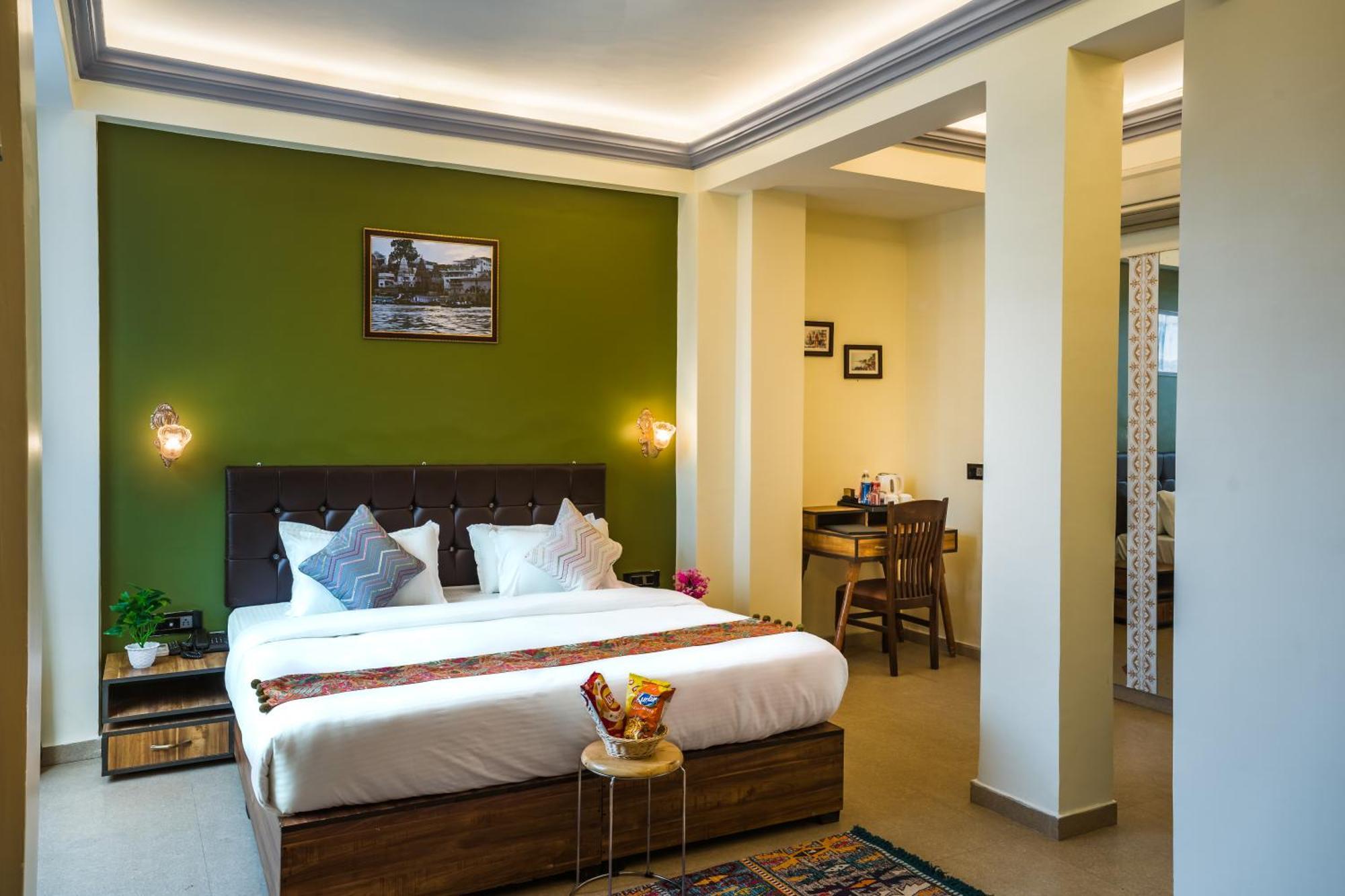 Tripli Hotels Silver Shine Varanasi Exteriör bild