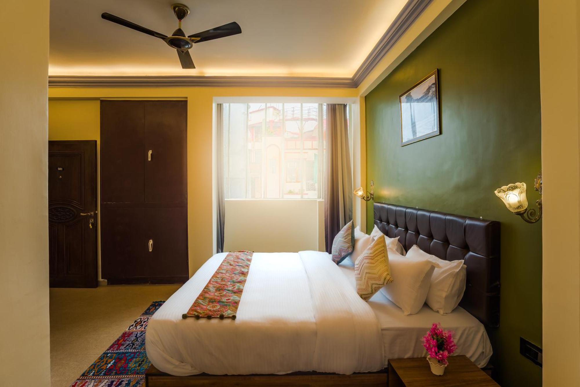 Tripli Hotels Silver Shine Varanasi Exteriör bild