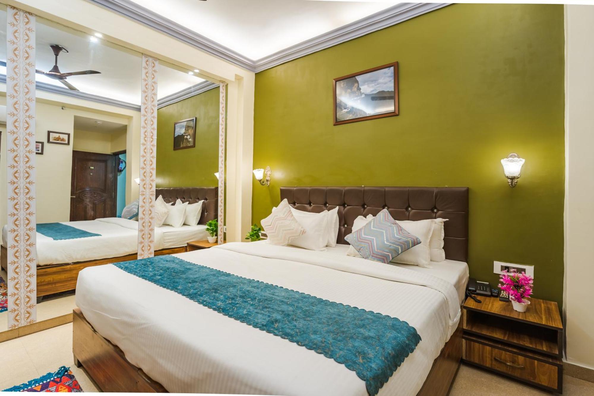 Tripli Hotels Silver Shine Varanasi Exteriör bild