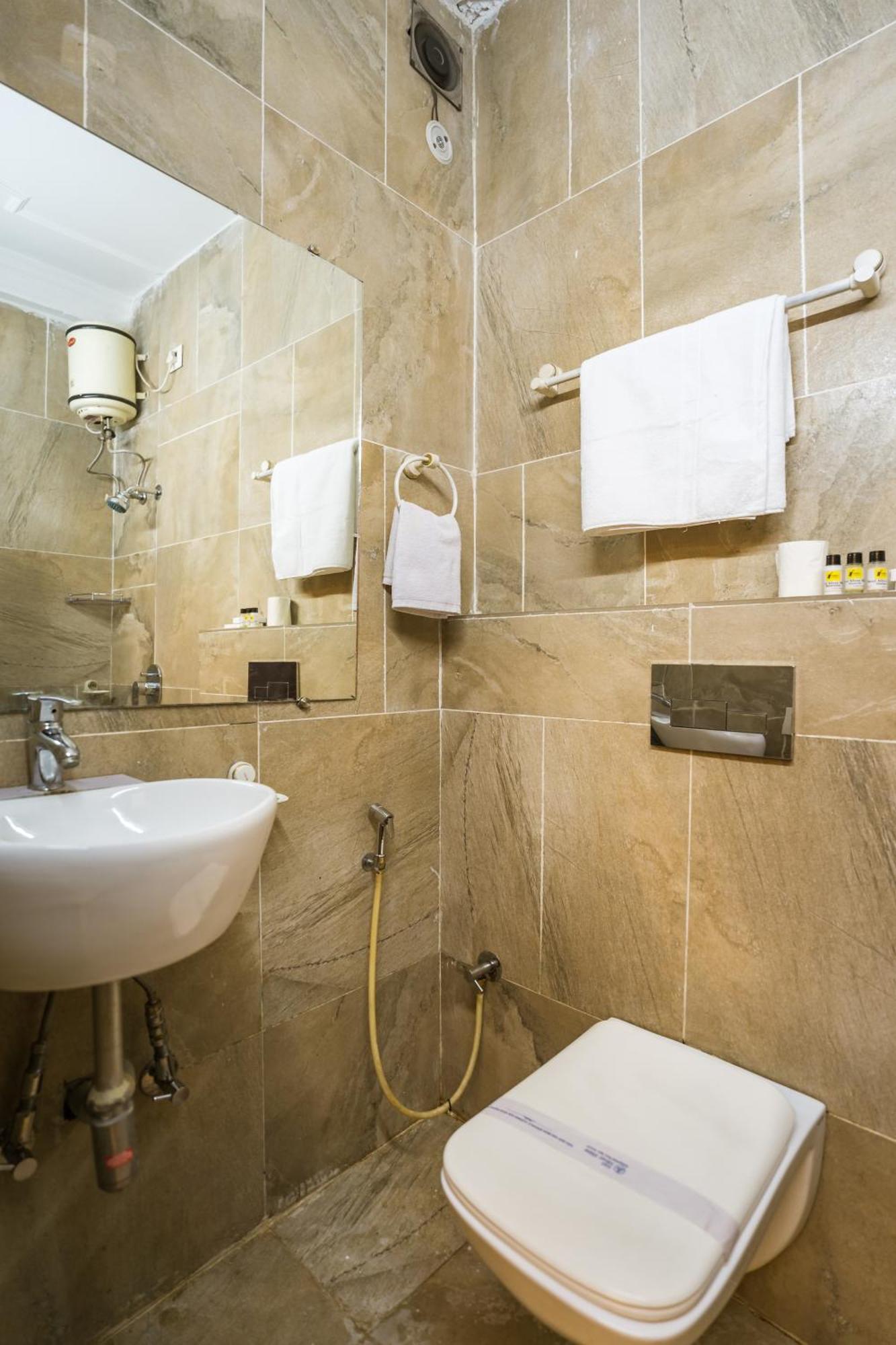 Tripli Hotels Silver Shine Varanasi Exteriör bild