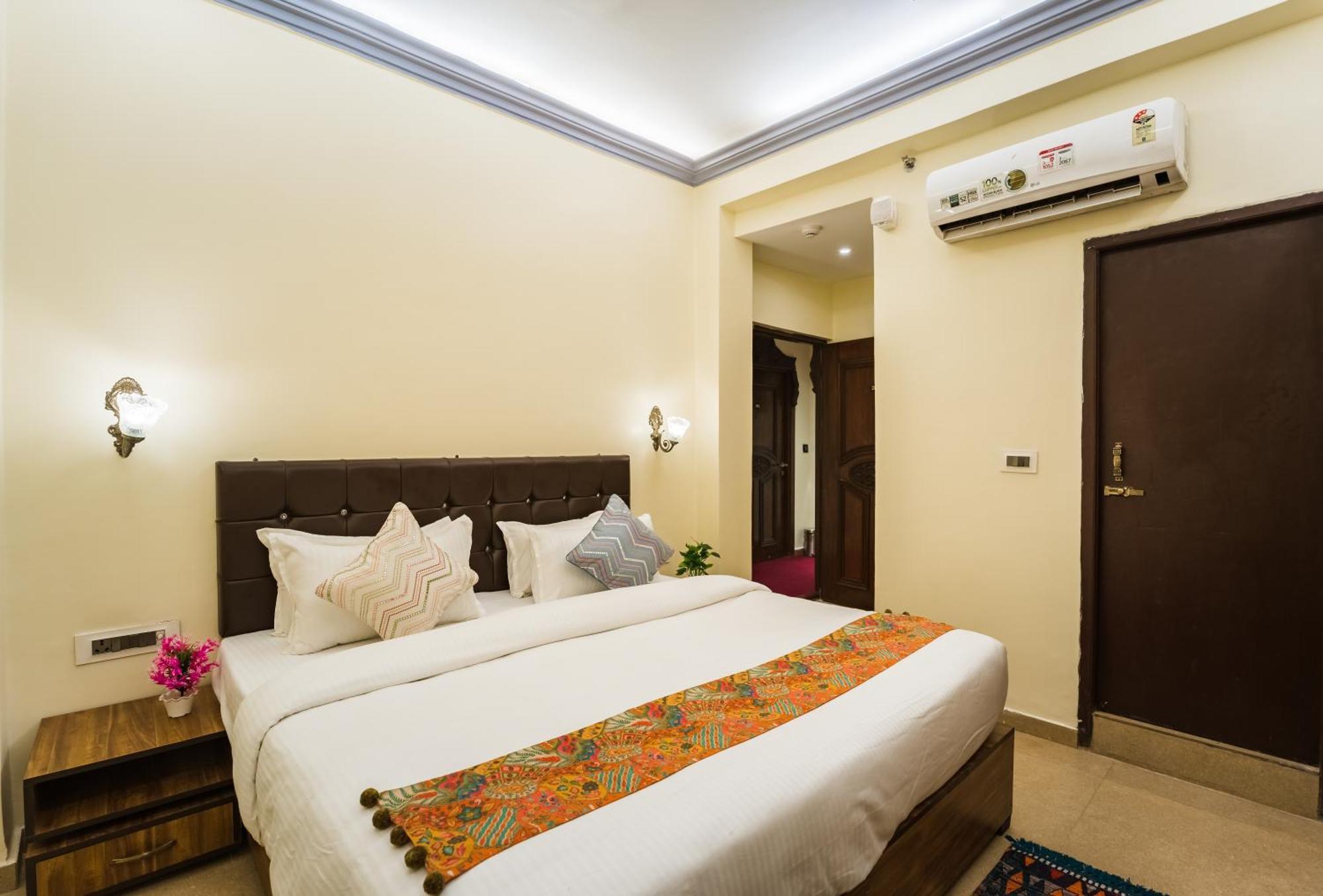 Tripli Hotels Silver Shine Varanasi Exteriör bild