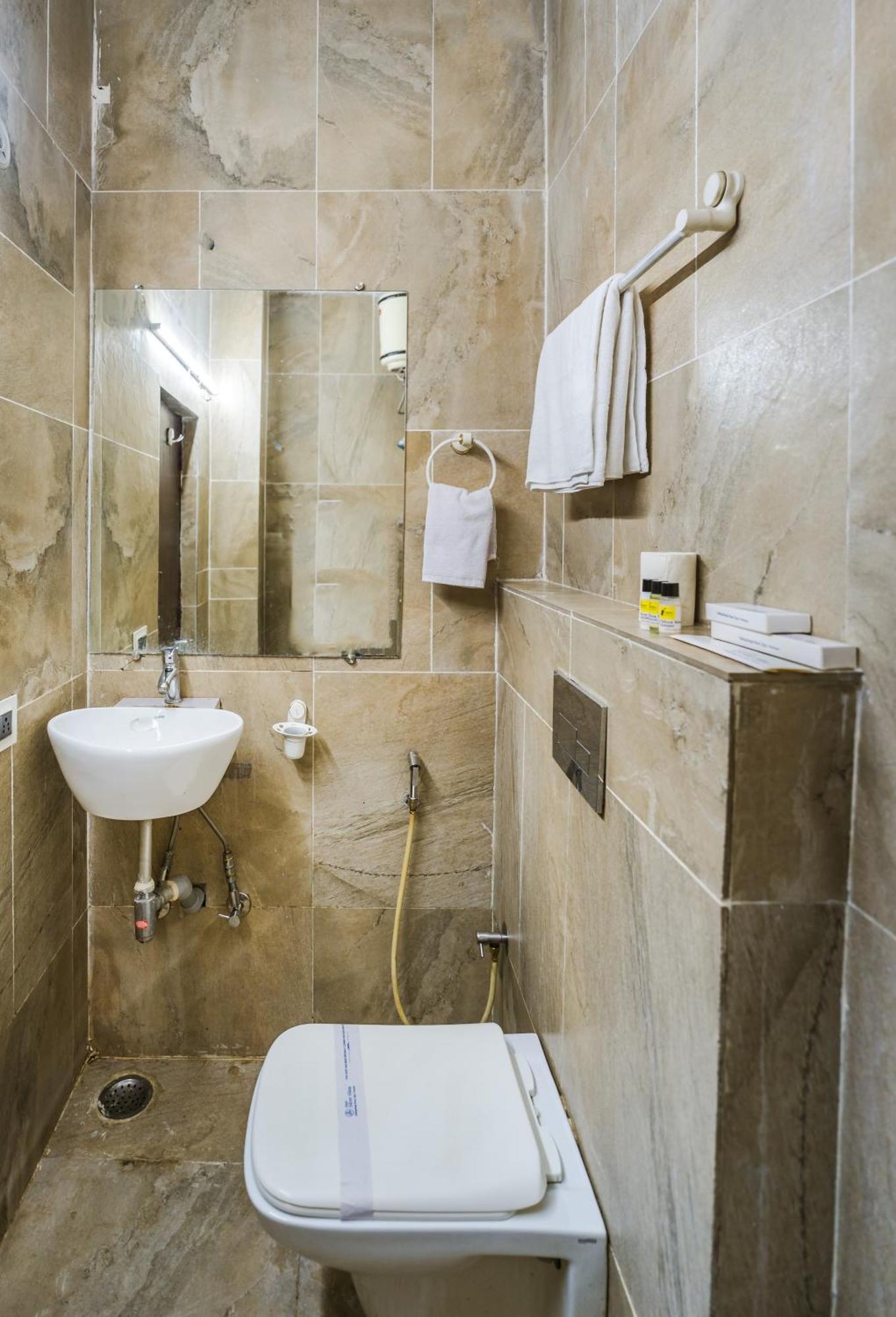 Tripli Hotels Silver Shine Varanasi Exteriör bild