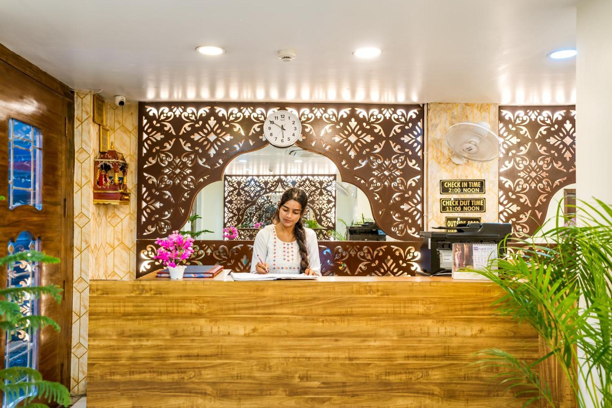Tripli Hotels Silver Shine Varanasi Exteriör bild