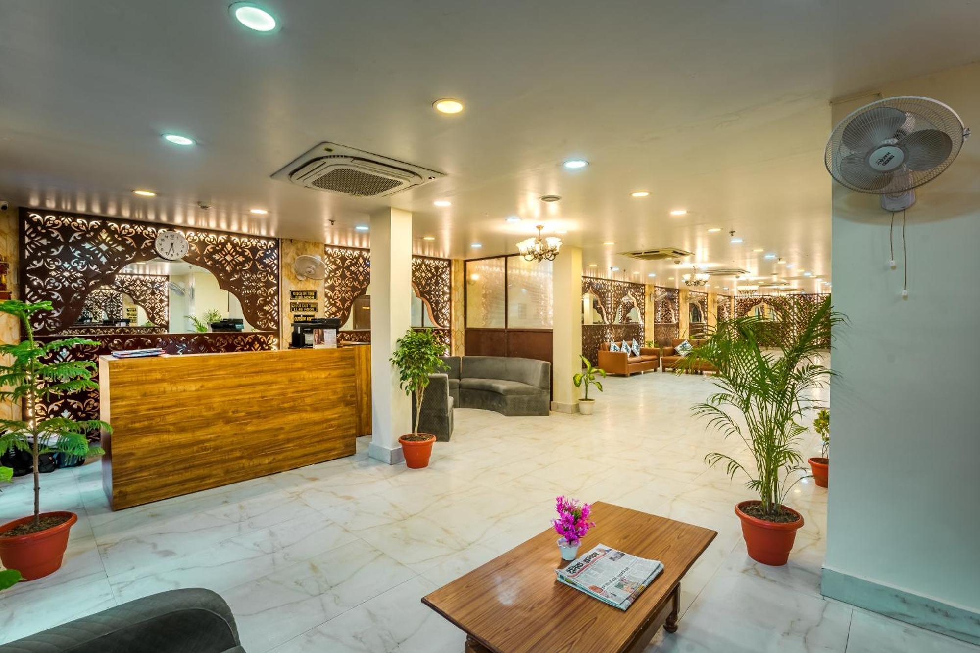 Tripli Hotels Silver Shine Varanasi Exteriör bild