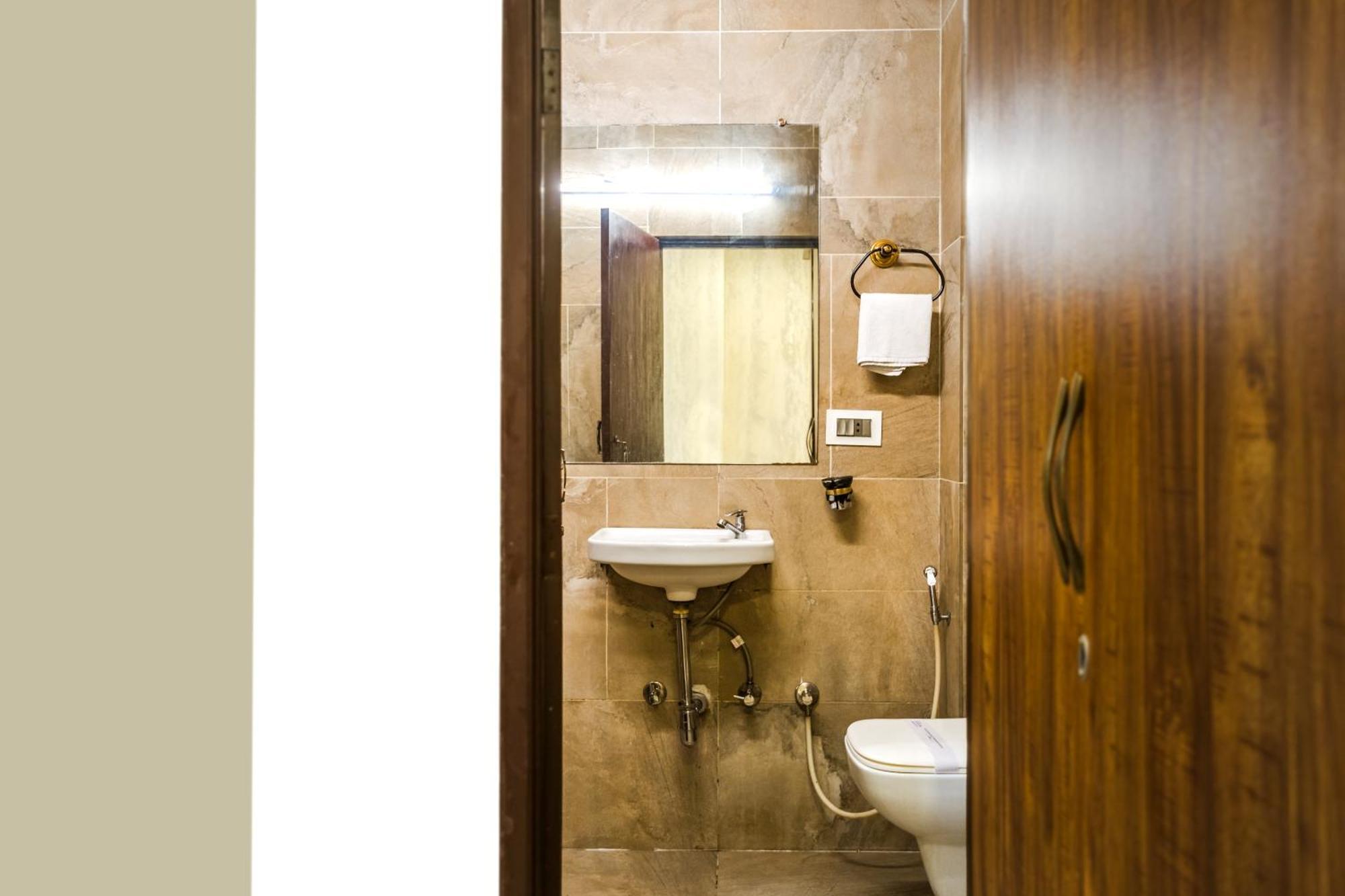 Tripli Hotels Silver Shine Varanasi Exteriör bild