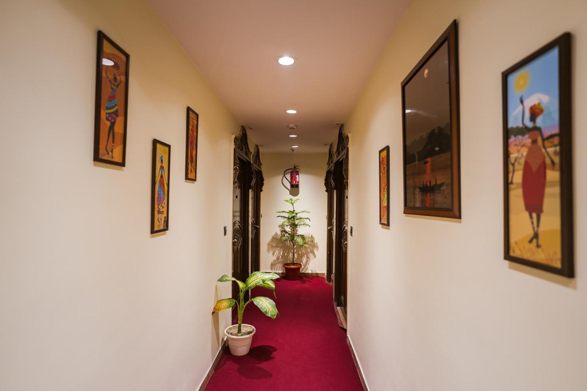 Tripli Hotels Silver Shine Varanasi Exteriör bild