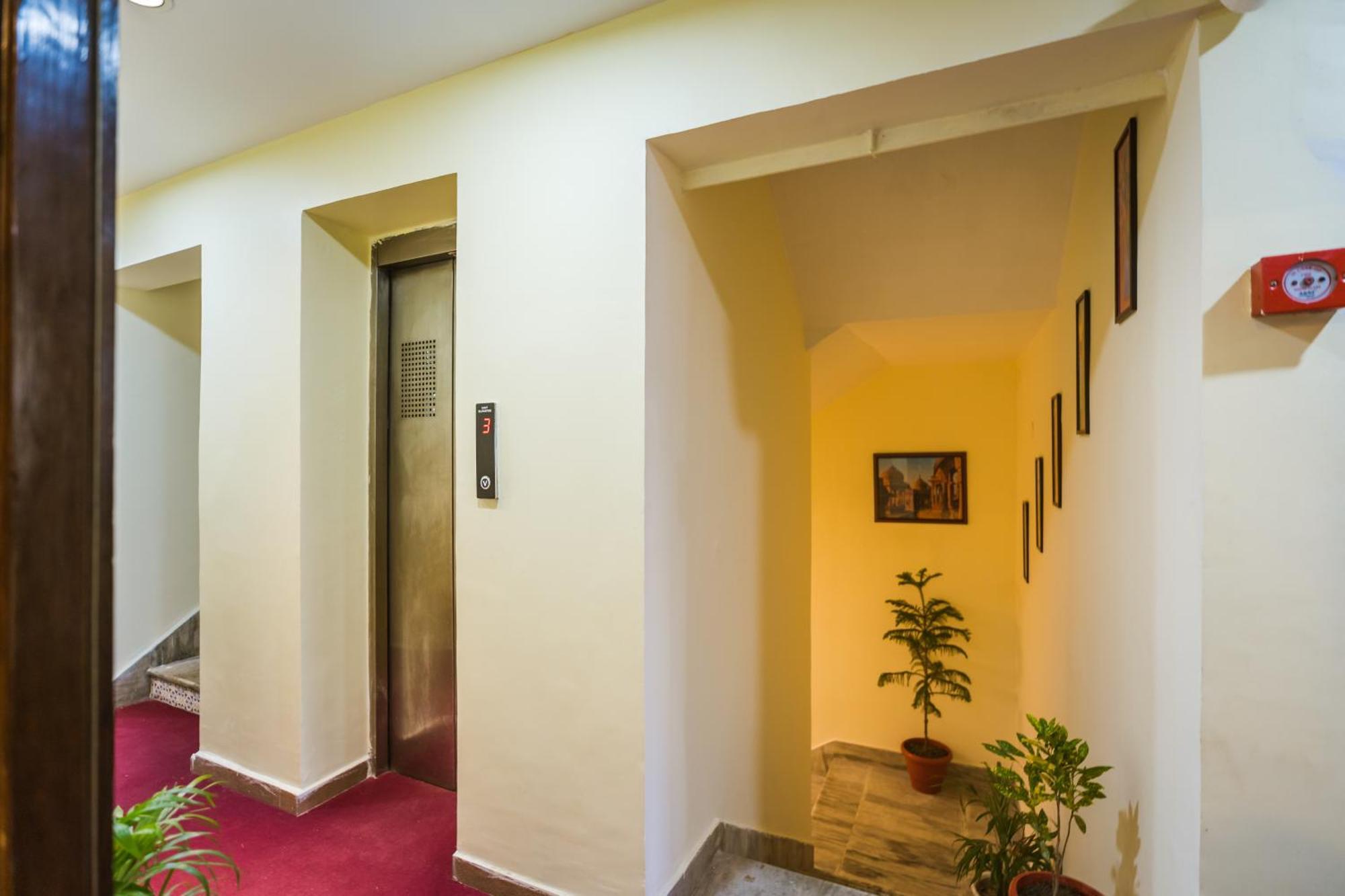 Tripli Hotels Silver Shine Varanasi Exteriör bild
