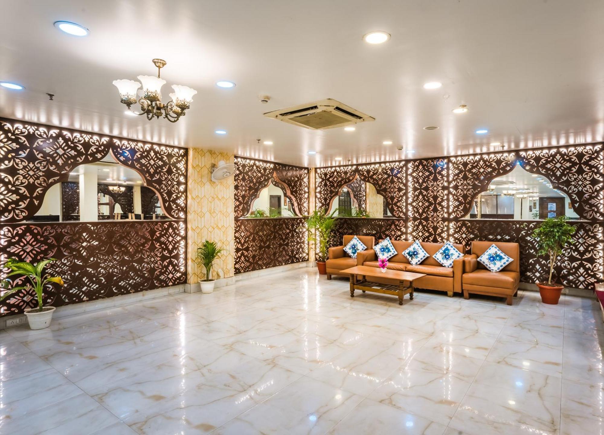 Tripli Hotels Silver Shine Varanasi Exteriör bild